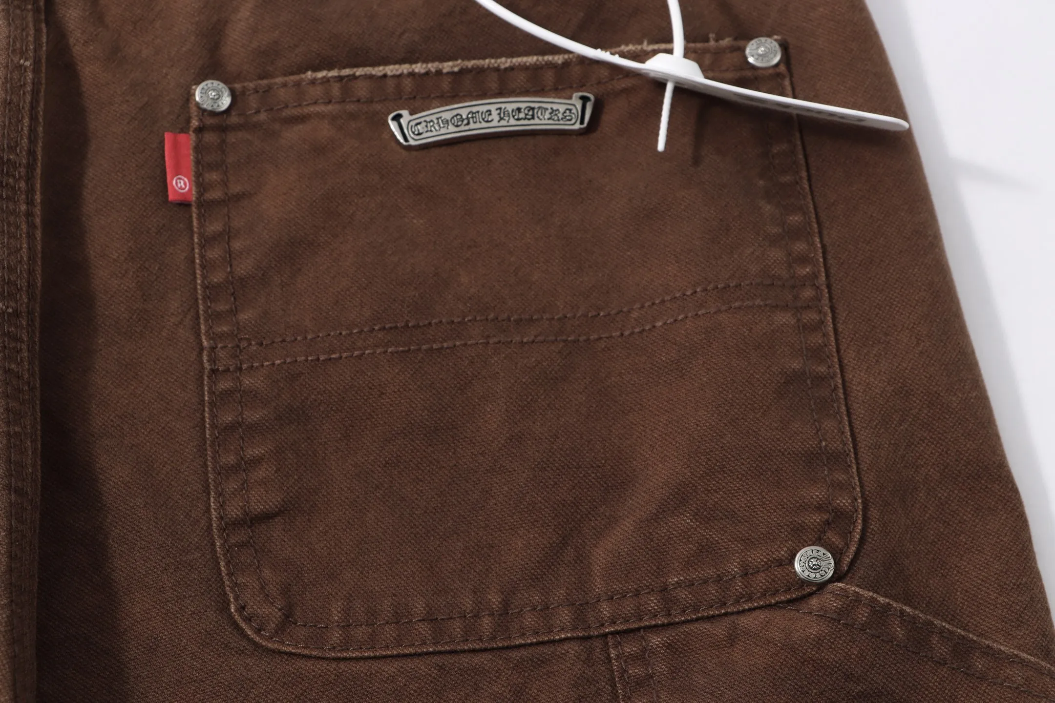 P290 Style No.: H93 Croxin & 𝐂𝐡𝐫𝐨𝐦𝐞 𝐇𝐞𝐚𝐫𝐭 Pingtai SS25 large colored leather denim logging pants. Styles with different washed textures are very friendly to people with thin legs. The slightly flared version perfectly modifies the leg shape. The timeless and moderate length makes it easy to match and match. It is the basis for various styles and is a must-have in your wardrobe! The fabric is stiff but also makes the upper body soft without losing texture. The washing process is even more perfect. It is a must-have item for everyone! ! !  Color: primary color Size: 28-30-32-34-36